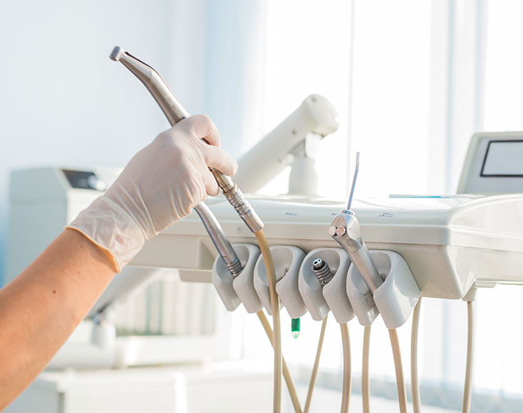 Instrumente für den Bereich Parodontologie in der Zahnarztpraxis Peter La Rue in Aldersbach