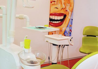 Behandlungszimmer der Zahnarztpraxis Peter La Rue in Aldersbach aus einem anderen Blickwinkel