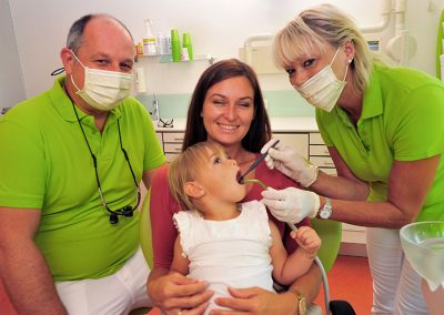 Spielerische Behandlung von Kindern in der Zahnarztpraxis Peter La Rue in Aldersbach