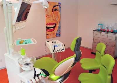 Behandlungszimmer der Zahnarztpraxis Peter La Rue in Aldersbach aus einer anderen Perspektive