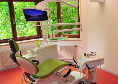 Behandlungsstuhl und Instrumente der Zahnarztpraxis Peter La Rue in Aldersbach aus einem anderen Blickwinkel