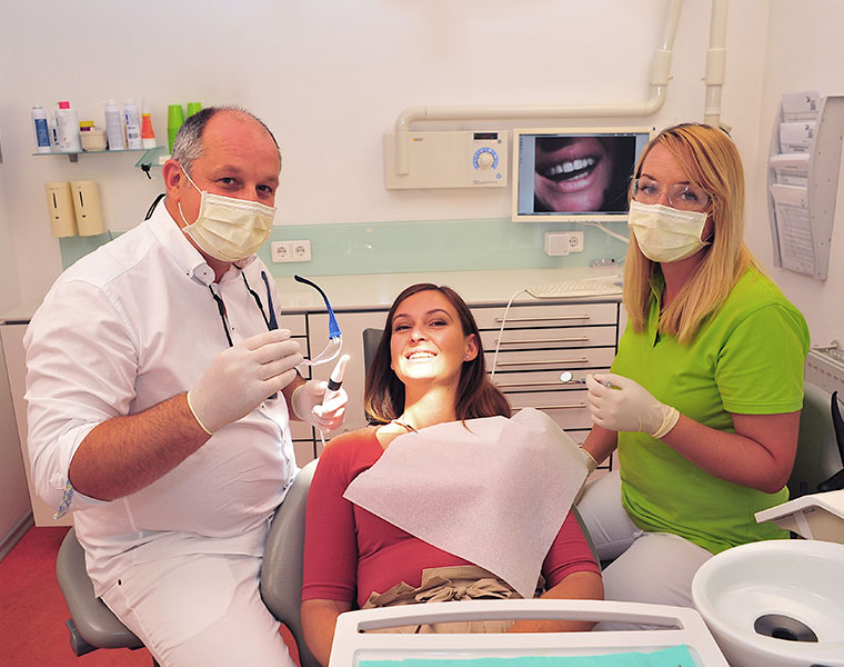 Reine Zähne Dank der Zahnarztpraxis Peter La Rue in Aldersbach