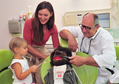 Spielerische Behandlung von Kindern in der Zahnarztpraxis Peter La Rue in Aldersbach