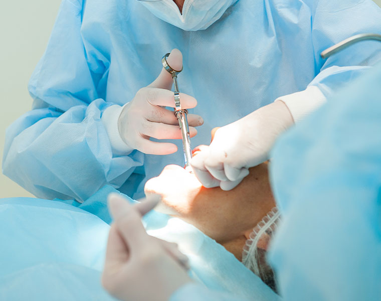 Operative Eingriffe in der Zahnarztpraxis Peter La Rue in Aldersbach